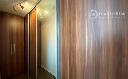 TERASA - ZARIADENÝ 2 IZBOVÝ BYT SO ŠATNÍKOM NOVÁ TERASA 60 M2, TERASA, PARKING.