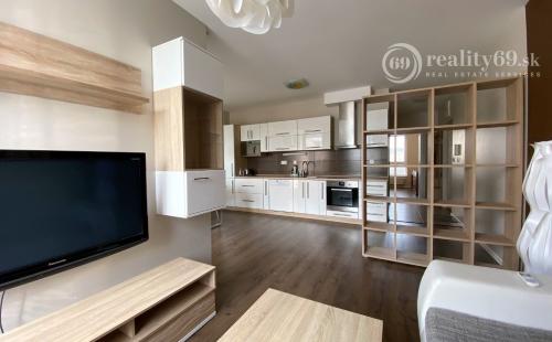 TERASA - ZARIADENÝ 2 IZBOVÝ BYT SO ŠATNÍKOM NOVÁ TERASA 60 M2, TERASA, PARKING.