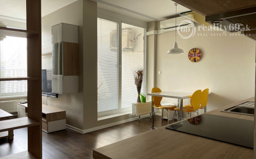 TERASA - ZARIADENÝ 2 IZBOVÝ BYT SO ŠATNÍKOM NOVÁ TERASA 60 M2, TERASA, PARKING.