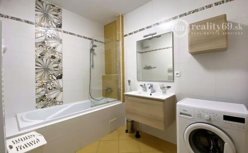 TERASA - ZARIADENÝ 2 IZBOVÝ BYT SO ŠATNÍKOM NOVÁ TERASA 60 M2, TERASA, PARKING.