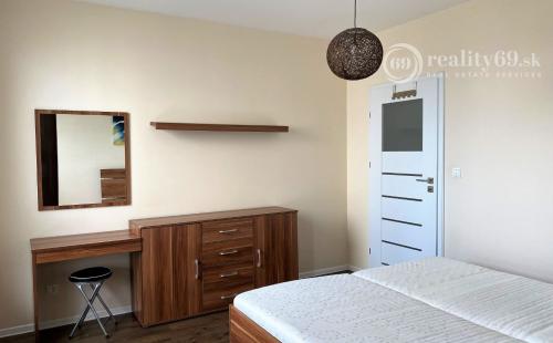 TERASA - ZARIADENÝ 2 IZBOVÝ BYT SO ŠATNÍKOM NOVÁ TERASA 60 M2, TERASA, PARKING.