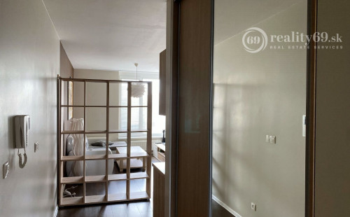 TERASA - ZARIADENÝ 2 IZBOVÝ BYT SO ŠATNÍKOM NOVÁ TERASA 60 M2, TERASA, PARKING.