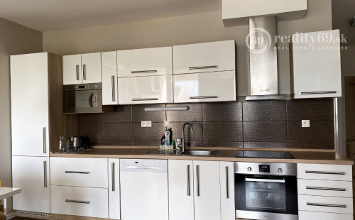 TERASA - ZARIADENÝ 2 IZBOVÝ BYT SO ŠATNÍKOM NOVÁ TERASA 60 M2, TERASA, PARKING.