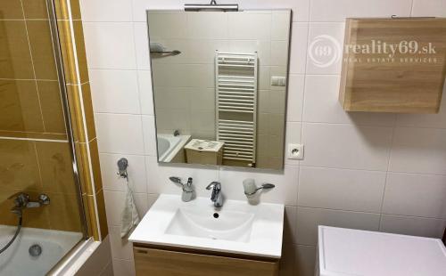 TERASA - ZARIADENÝ 2 IZBOVÝ BYT SO ŠATNÍKOM NOVÁ TERASA 60 M2, TERASA, PARKING.