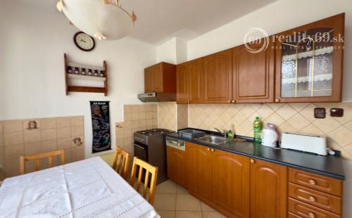 CENTRUM PRI AUPARKU - 3 IZBOVÝ ZARIADENÝ BYT NA LUDMANSKEJ 69 M2, 2XLODŽIA.