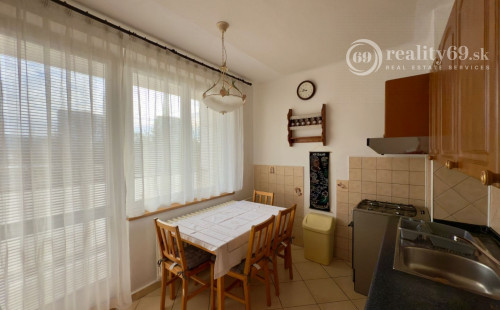 CENTRUM PRI AUPARKU - 3 IZBOVÝ ZARIADENÝ BYT NA LUDMANSKEJ 69 M2, 2XLODŽIA.