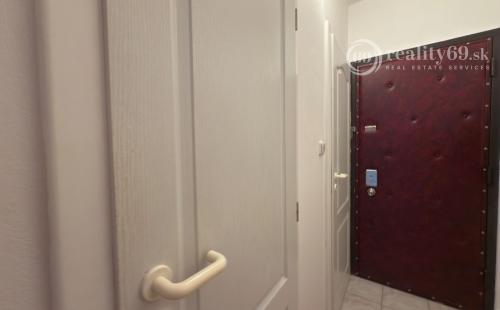 CENTRUM PRI AUPARKU - 3 IZBOVÝ ZARIADENÝ BYT NA LUDMANSKEJ 69 M2, 2XLODŽIA.