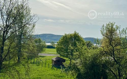 NOVÁ CENA - MAĎARSKO - JAZERO RAKACA - POSCHODOVÁ 3 IZBOVÁ CHATA PRI JAZERE S TERASOU