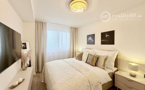 JUH - PRI AUPARKU - 2 IZBOVÝ BYT S PARKINGOM - KOMPLETNE ZARIADENÝ .