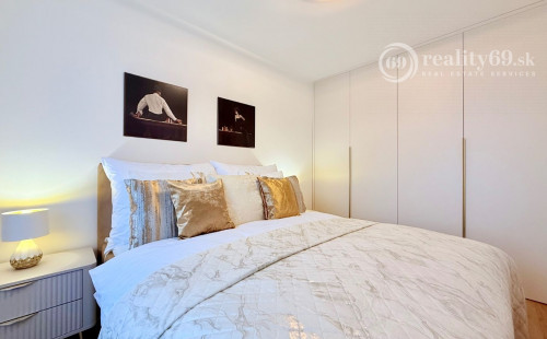 JUH - PRI AUPARKU - 2 IZBOVÝ BYT S PARKINGOM - KOMPLETNE ZARIADENÝ .