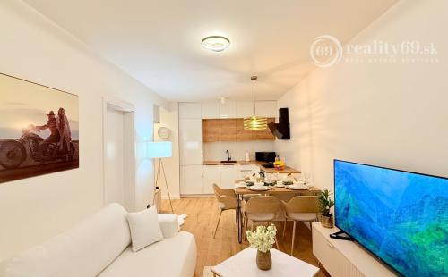 JUH - PRI AUPARKU - 2 IZBOVÝ BYT S PARKINGOM - KOMPLETNE ZARIADENÝ .