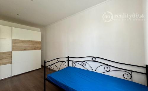 REZERVOVANÉ - JAZERO - DONSKÁ PEKNÝ 3 IZBOVÝ KOMPLETNE ZARIADENÝ BYT 68 M2 S LODŽIOU.