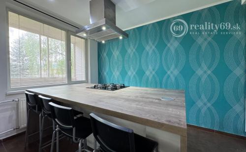 REZERVOVANÉ - JAZERO - DONSKÁ PEKNÝ 3 IZBOVÝ KOMPLETNE ZARIADENÝ BYT 68 M2 S LODŽIOU.