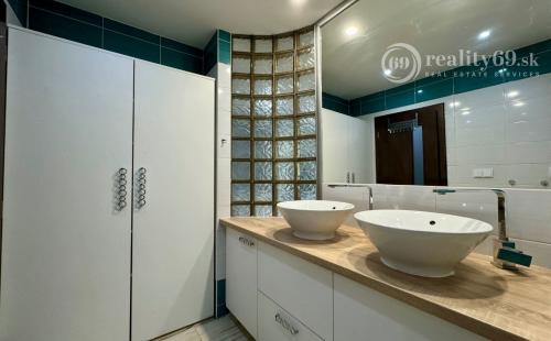 REZERVOVANÉ - JAZERO - DONSKÁ PEKNÝ 3 IZBOVÝ KOMPLETNE ZARIADENÝ BYT 68 M2 S LODŽIOU.