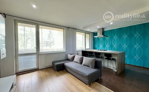 REZERVOVANÉ - JAZERO - DONSKÁ PEKNÝ 3 IZBOVÝ KOMPLETNE ZARIADENÝ BYT 68 M2 S LODŽIOU.