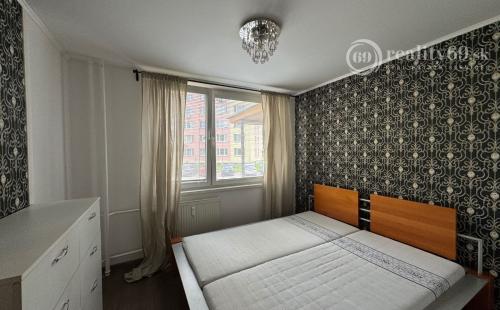 REZERVOVANÉ - JAZERO - DONSKÁ PEKNÝ 3 IZBOVÝ KOMPLETNE ZARIADENÝ BYT 68 M2 S LODŽIOU.