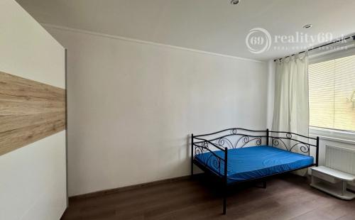 REZERVOVANÉ - JAZERO - DONSKÁ PEKNÝ 3 IZBOVÝ KOMPLETNE ZARIADENÝ BYT 68 M2 S LODŽIOU.