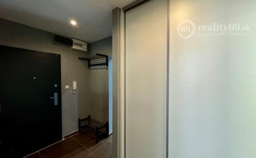 REZERVOVANÉ - JAZERO - DONSKÁ PEKNÝ 3 IZBOVÝ KOMPLETNE ZARIADENÝ BYT 68 M2 S LODŽIOU.