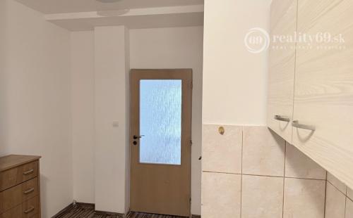 REZERVOVANÉ - FURČA - 1 IZBOVÝ TEHLOVÝ BYT S TERASOU A PARKOVACÍM MIESTOM.