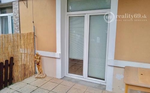 REZERVOVANÉ - FURČA - 1 IZBOVÝ TEHLOVÝ BYT S TERASOU A PARKOVACÍM MIESTOM.