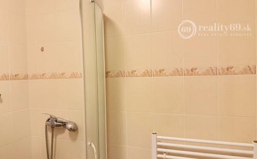 REZERVOVANÉ - FURČA - 1 IZBOVÝ TEHLOVÝ BYT S TERASOU A PARKOVACÍM MIESTOM.