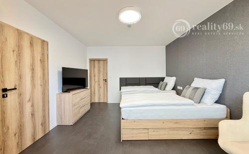 CENTRUM MESTA - VRÁTNA - 1 IZBOVÝ MODERNÝ ZARIADENÝ BYT.