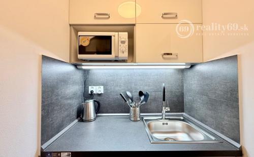 CENTRUM MESTA - VRÁTNA - 1 IZBOVÝ MODERNÝ ZARIADENÝ BYT.