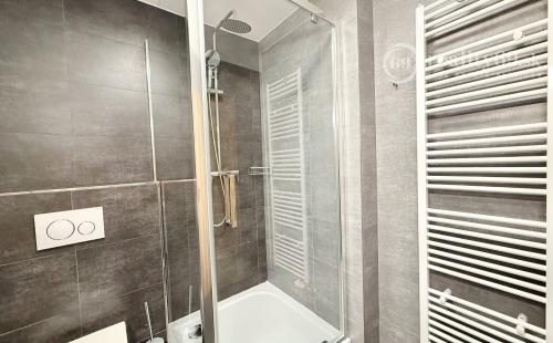 CENTRUM MESTA - VRÁTNA - 1 IZBOVÝ MODERNÝ ZARIADENÝ BYT.