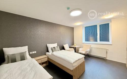 CENTRUM MESTA - VRÁTNA - 1 IZBOVÝ MODERNÝ ZARIADENÝ BYT.