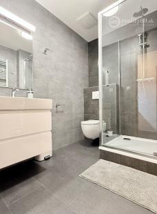 CENTRUM MESTA - VRÁTNA - 1 IZBOVÝ MODERNÝ ZARIADENÝ BYT.