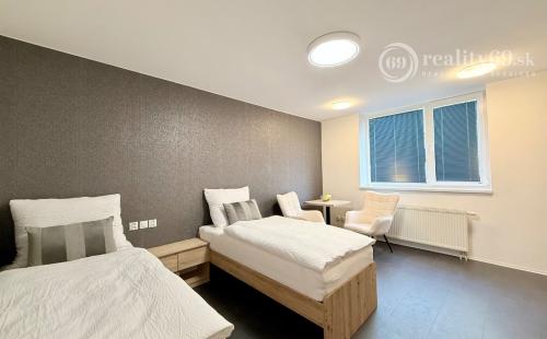 CENTRUM MESTA - VRÁTNA - 1 IZBOVÝ MODERNÝ ZARIADENÝ BYT.