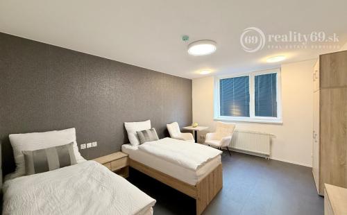 CENTRUM MESTA - VRÁTNA - 1 IZBOVÝ MODERNÝ ZARIADENÝ BYT.