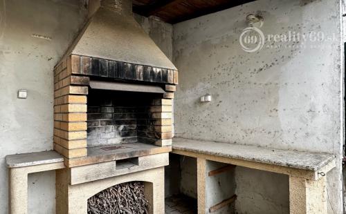 KOŠICE - KRÁSNA - VÝBORNÁ LOKALITA - DVOJGENERAČNÝ RD + GAZDOVSKÝ RD, POZEMOK 1.005 M2.