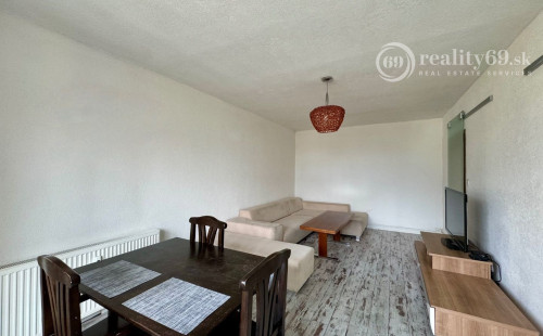 ROSNÁ - PEKNÝ 1,5  IZBOVÝ BYT PO REKONŠTRUKCII - ZARIADENÝ.