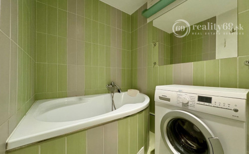 ROSNÁ - PEKNÝ 1,5  IZBOVÝ BYT PO REKONŠTRUKCII - ZARIADENÝ.