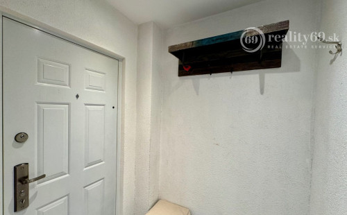 ROSNÁ - PEKNÝ 1,5  IZBOVÝ BYT PO REKONŠTRUKCII - ZARIADENÝ.