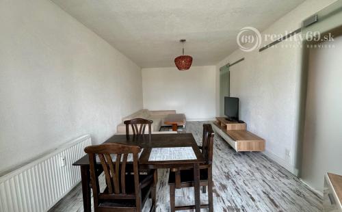 ROSNÁ - PEKNÝ 1,5  IZBOVÝ BYT PO REKONŠTRUKCII - ZARIADENÝ.