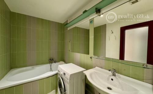 ROSNÁ - PEKNÝ 1,5  IZBOVÝ BYT PO REKONŠTRUKCII - ZARIADENÝ.