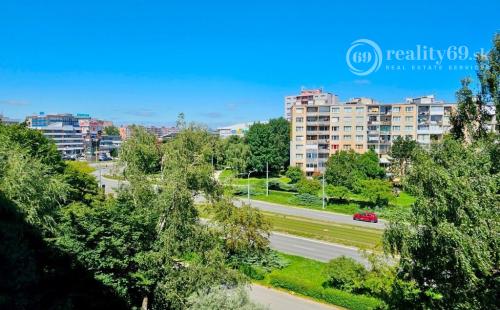 TERASA - TRIEDA SNP PRI GALÉRII - 1 IZBOVÝ ZARIADENÝ BYT VÝBORNÁ LOKALITA