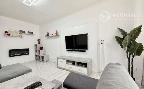 JUH PRI AUPARKU - JANTÁROVÁ -  3 IZBOVÝ BYT PO REKONŠTRUKCII 65 M2 S LODŽIOU.