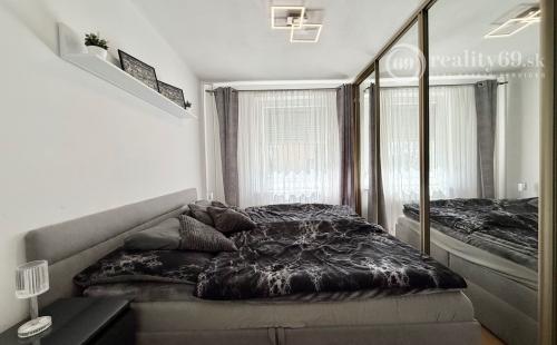 JUH PRI AUPARKU - JANTÁROVÁ -  3 IZBOVÝ BYT PO REKONŠTRUKCII 65 M2 S LODŽIOU.