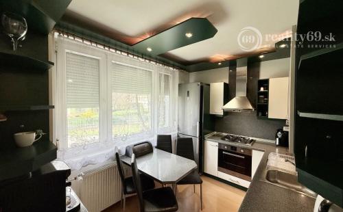 JUH PRI AUPARKU - JANTÁROVÁ -  3 IZBOVÝ BYT PO REKONŠTRUKCII 65 M2 S LODŽIOU.