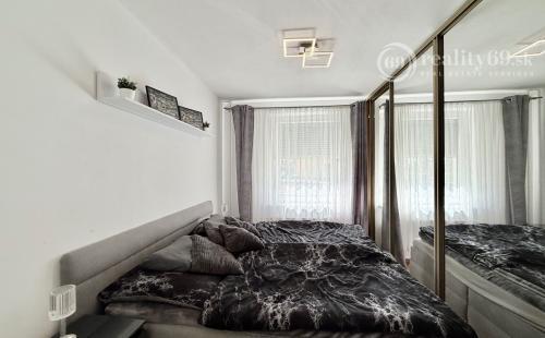 JUH PRI AUPARKU - JANTÁROVÁ -  3 IZBOVÝ BYT PO REKONŠTRUKCII 65 M2 S LODŽIOU.