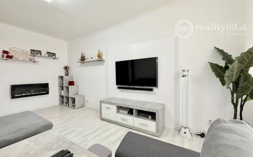 JUH PRI AUPARKU - JANTÁROVÁ -  3 IZBOVÝ BYT PO REKONŠTRUKCII 65 M2 S LODŽIOU.