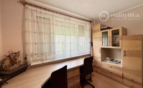 JUH PRI AUPARKU - JANTÁROVÁ -  3 IZBOVÝ BYT PO REKONŠTRUKCII 65 M2 S LODŽIOU.