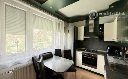 JUH PRI AUPARKU - JANTÁROVÁ -  3 IZBOVÝ BYT PO REKONŠTRUKCII 65 M2 S LODŽIOU.