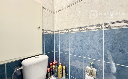 JUH PRI AUPARKU - JANTÁROVÁ -  3 IZBOVÝ BYT PO REKONŠTRUKCII 65 M2 S LODŽIOU.