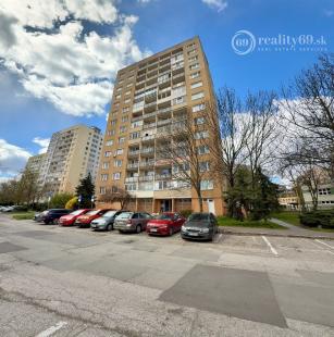 JUH PRI AUPARKU - JANTÁROVÁ -  3 IZBOVÝ BYT PO REKONŠTRUKCII 65 M2 S LODŽIOU.