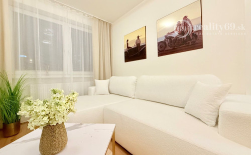 JUH - PRI AUPARKU - 2 IZBOVÝ BYT KOMPLETNE ZARIADENÝ .