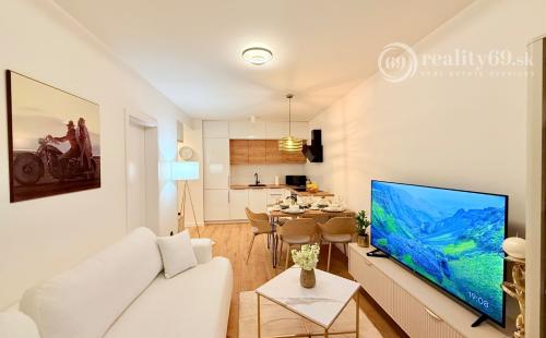 JUH - PRI AUPARKU - 2 IZBOVÝ BYT KOMPLETNE ZARIADENÝ .